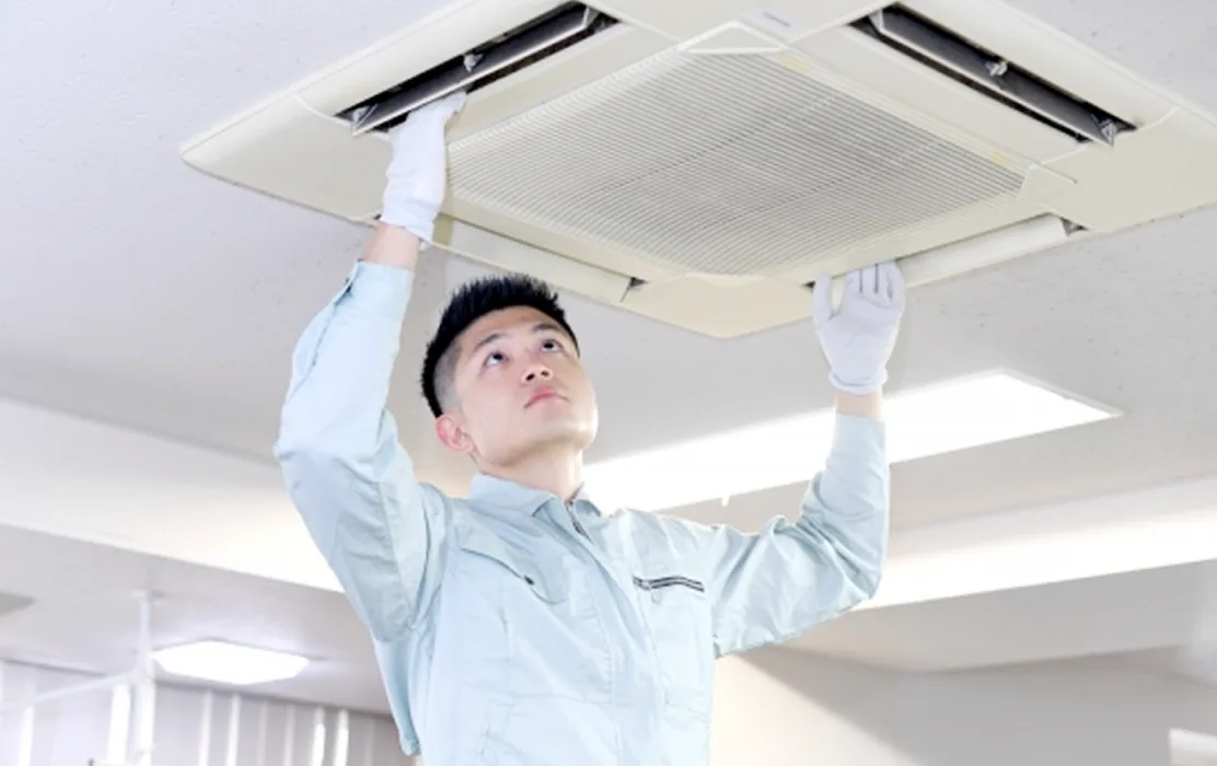 業務用エアコンの分解高圧洗浄作業