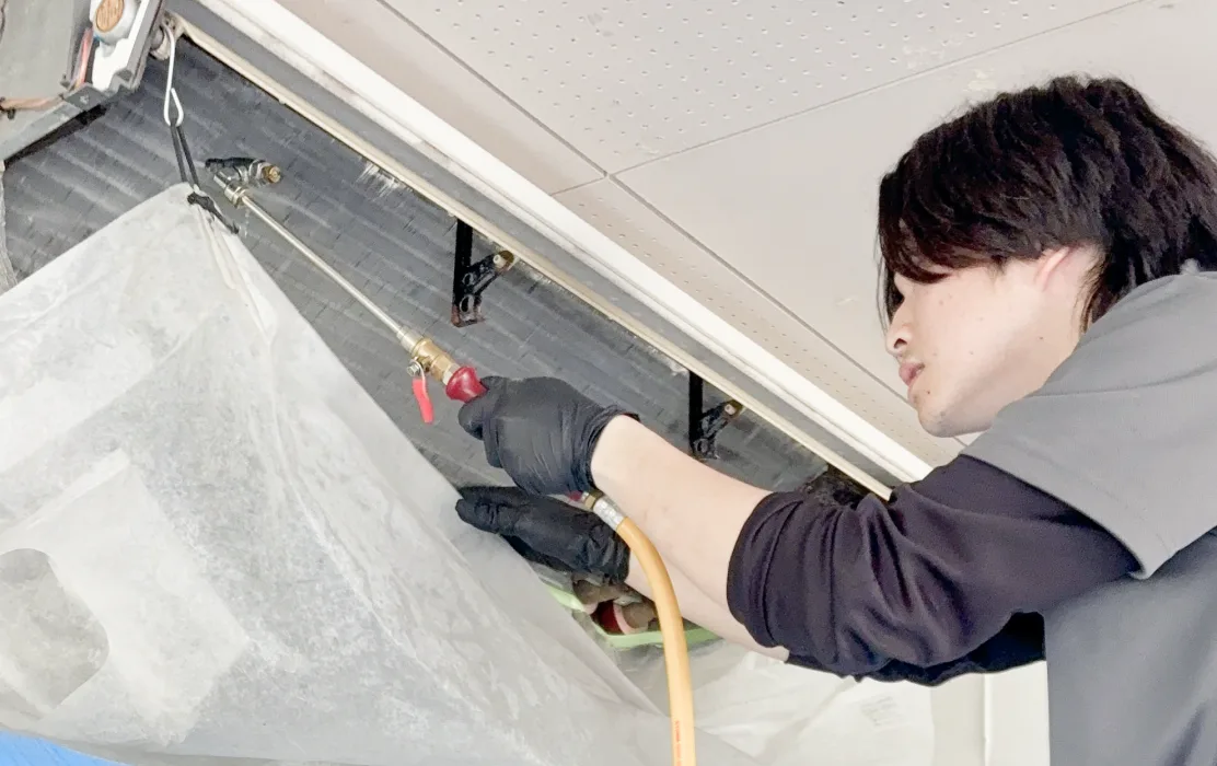 誠実な接客を行ういろどりクリーニングのスタッフ